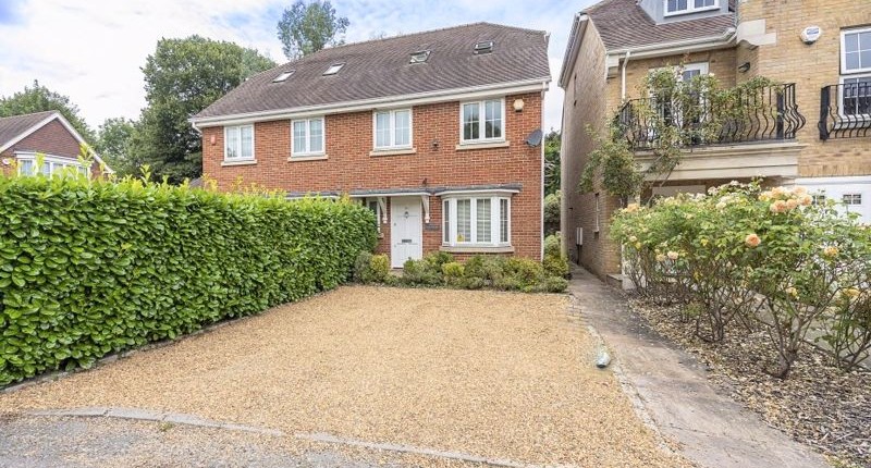 3B Kingsway Mews, Farnham Common, SL2 3UR